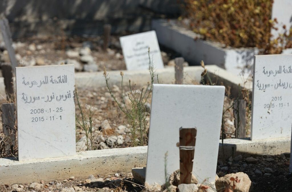 Eine Gruppe von Grabsteinen auf einem islamischen Friedhof auf Kos, Namen in arabischen Schriftzeichen.