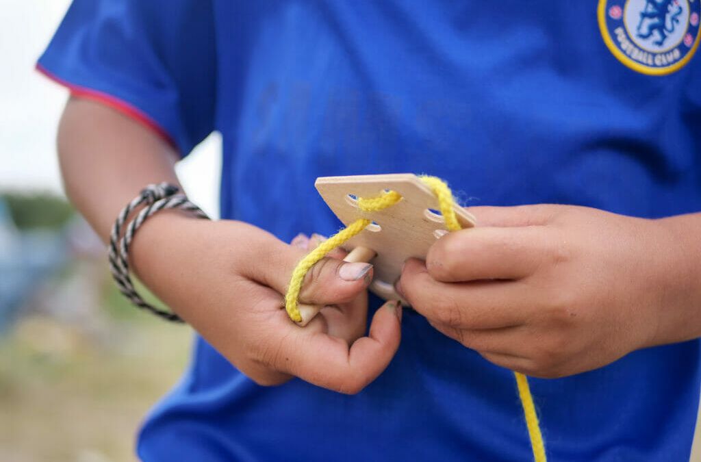 Mehrere Hundert Menschen warten in einem selbst errichteten Camp auf die Überfahrt nach Großbritannien. Rahmi und Lana haben ein paar Spielzeuge für die Kinder besorgt.