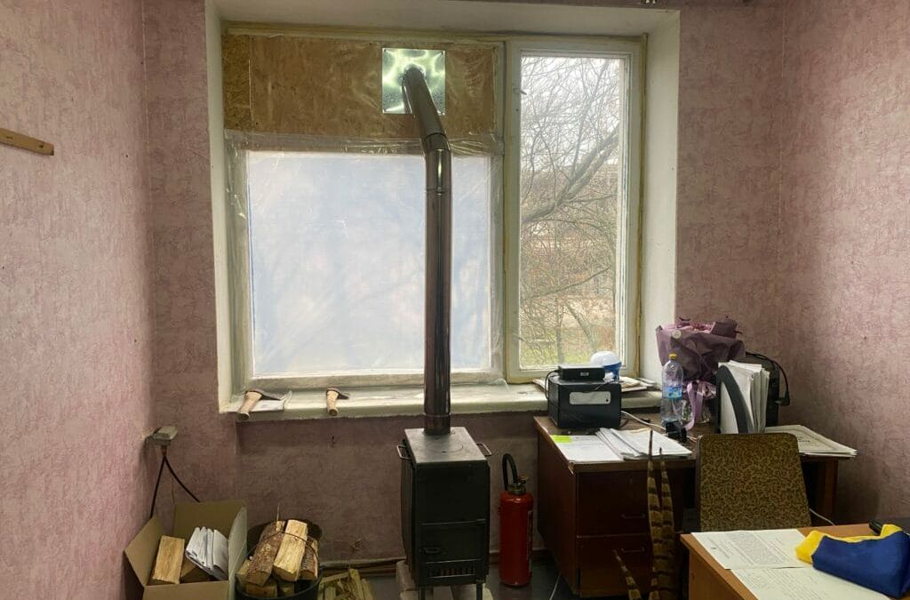 Ein Raum mit einem Ofen und einem Fenster.
