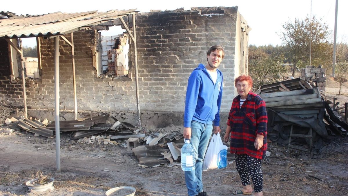 Evgeniy Kaplin hilft den Menschen im Dorf Muratov in der Region Lugansk nach Bränden im Oktober 2020.