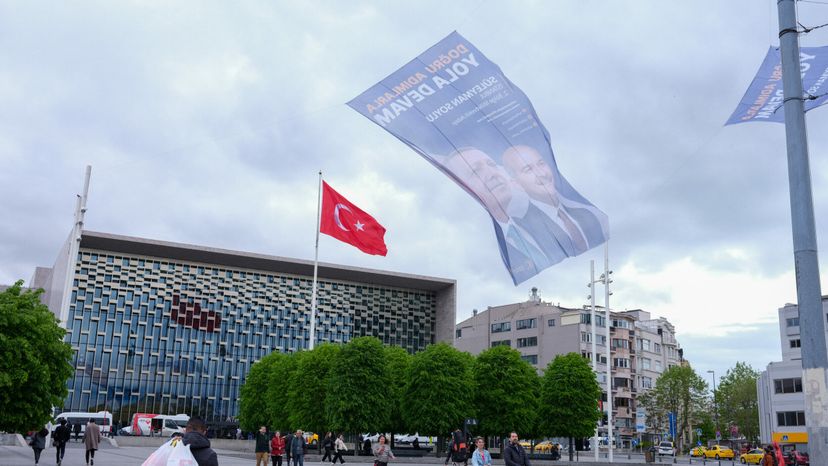 Sozialpolitikexpert:in über Wahlen in der Türkei: "Die Gesellschaft ist stark polarisiert"