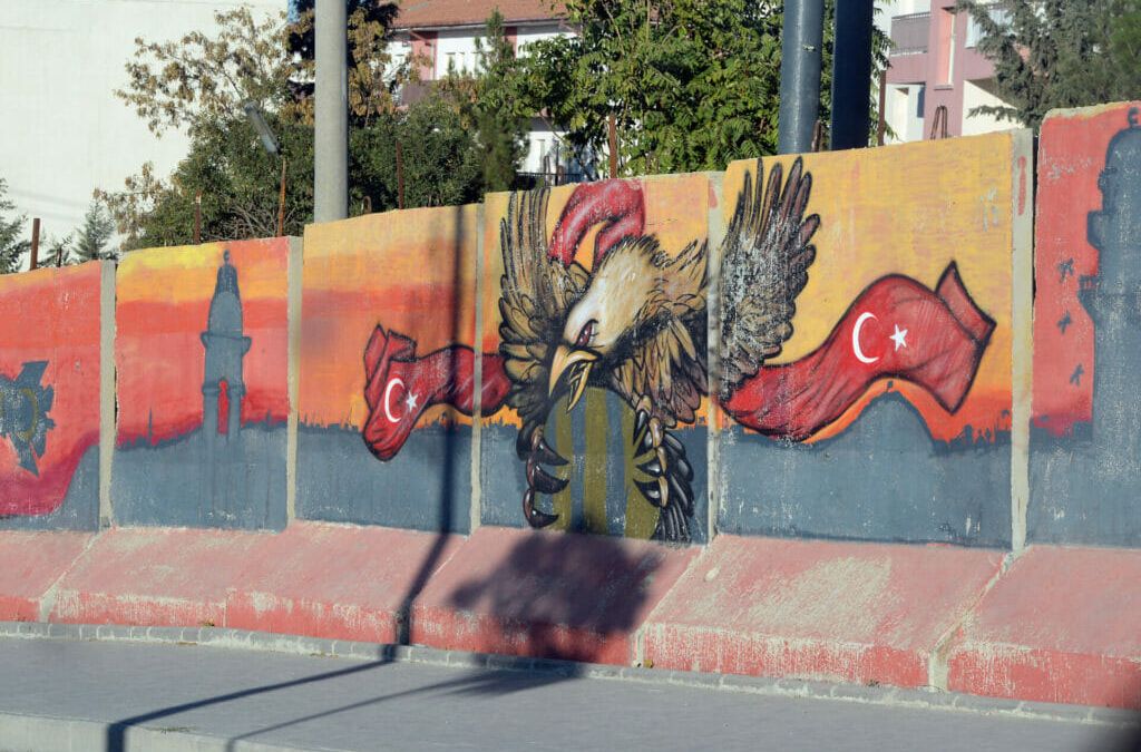 Graffiti an einem Straßenrand in Mardin.