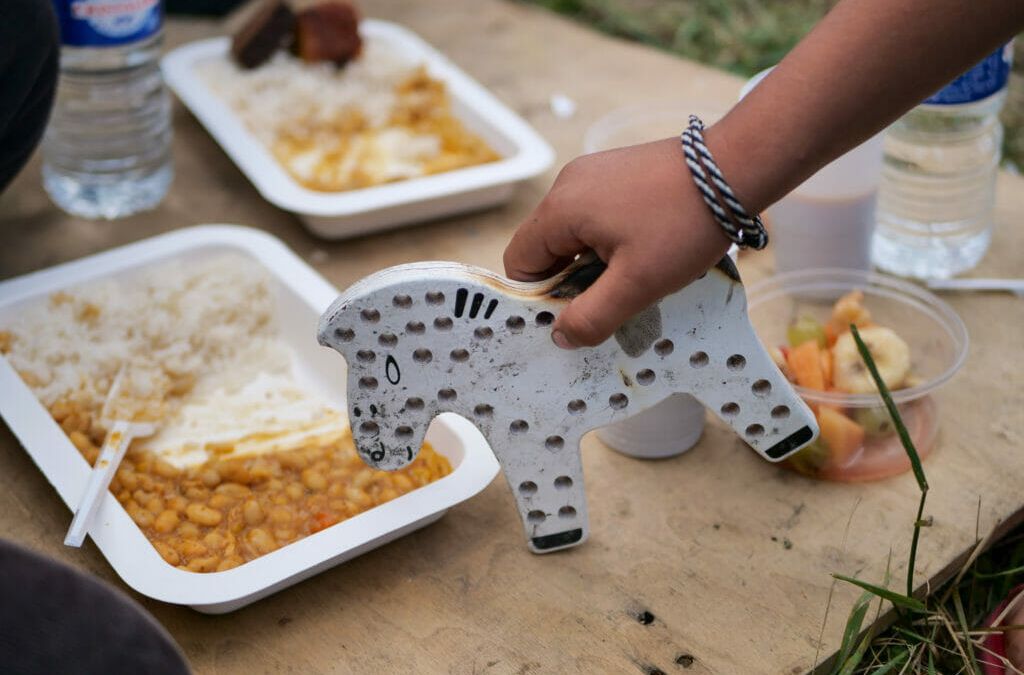 Mehrere Hundert Menschen warten in einem selbst errichteten Camp auf die Überfahrt nach Großbritannien. Rahmi und Lana haben ein paar Spielzeuge für die Kinder besorgt.