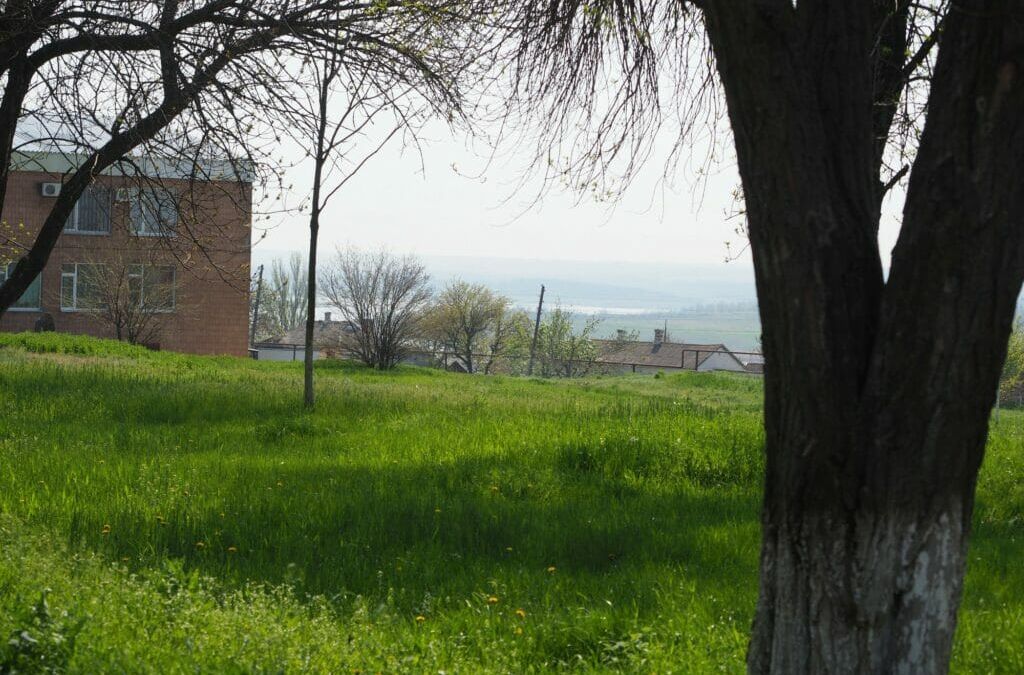 In the background the river can be seen — it marks the border.