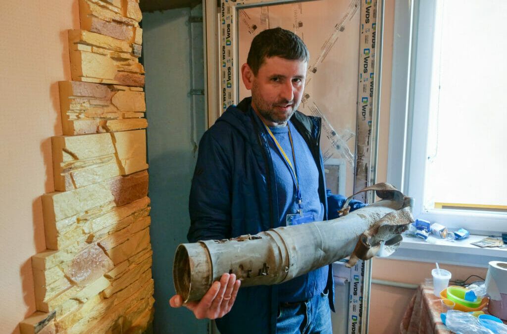 In Charkiw-Saltivka sind erste Anwohner:innen in das zerstörte Viertel zurückgekehrt. Sergey Khristich, DJ und Fotograf, bewahrt die Trümmer eine Rakete bei sich auf, die vor seinem Haus einschlug.