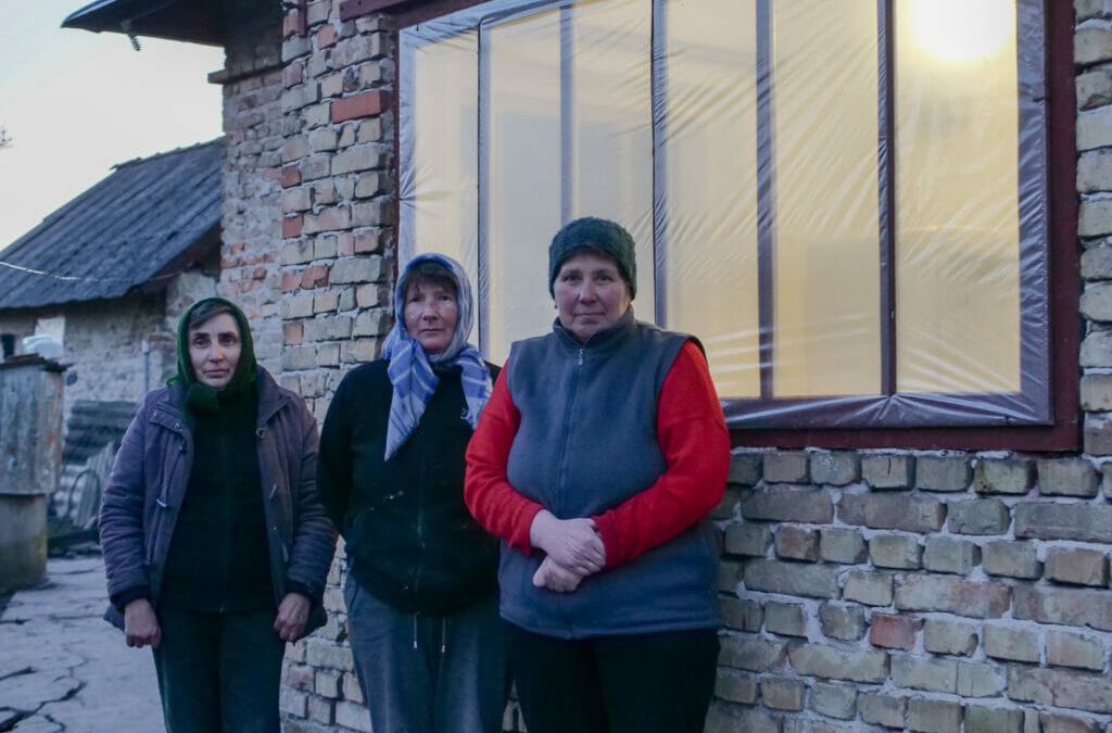 Die Anwohnerinnen Maria, Hania und Nadiya erzählen vom Raketeneinschlag in Velyka Vil'shanytsya.