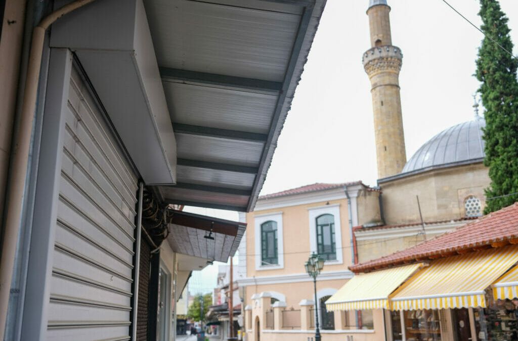 Der Anteil der Muslime ist in Komotini hoch, ebenso wie das Misstrauen gegenüber (ausländischen) Journalist:innen. Die Leute auf der Straße reden freundlich mit uns, aber wenn sie erfahren, dass wir Journalist:innen sind, haben sie plötzlich etwas Dringendes zu tun, auch wenn es offensichtlich ist, dass sie es überhaupt nicht eilig haben.
