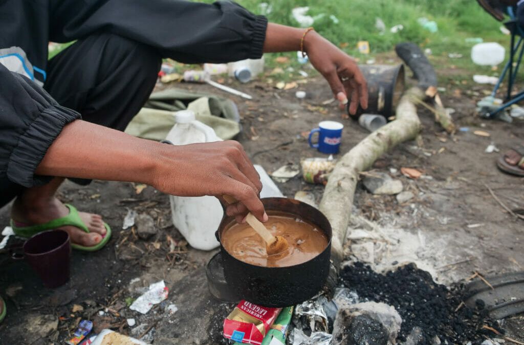 In Calais hoffen Mitte Juni rund 1000 Menschen auf einen Weg Richtung Großbritannien. Eine kaputte Mikrowelle dient als Ablage, auf offenem Feuer kochen die Menschen Kaffee.