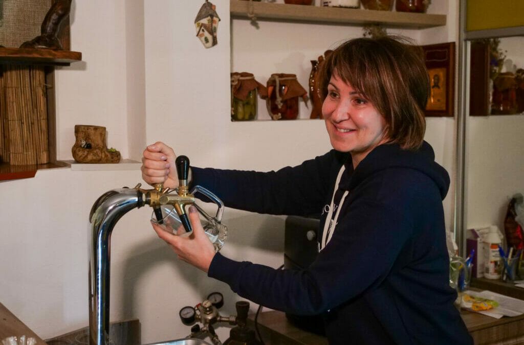 Lyudmyla Servetnyk, 53, ist ehemalige Polizistin betreibt nun das Oliv'e Café in Charkiw.