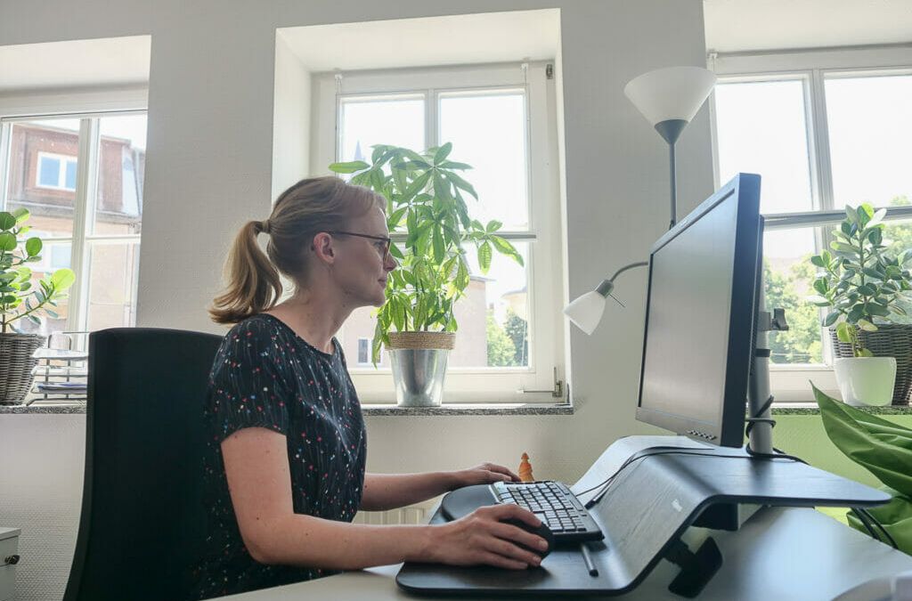 Isabell Koch von der Freiwilligen-Agentur in Halberstadt sitzt vor ihrem Computer. Foto: Niklas Golitschek