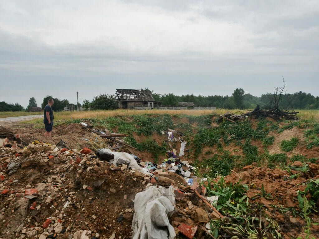 Hier, am Ortsrand von Pidhaine, soll laut Anwohner:innen und Helfer:innen eine 500 Kilogramm schwere Bombe eingeschlagen sein.