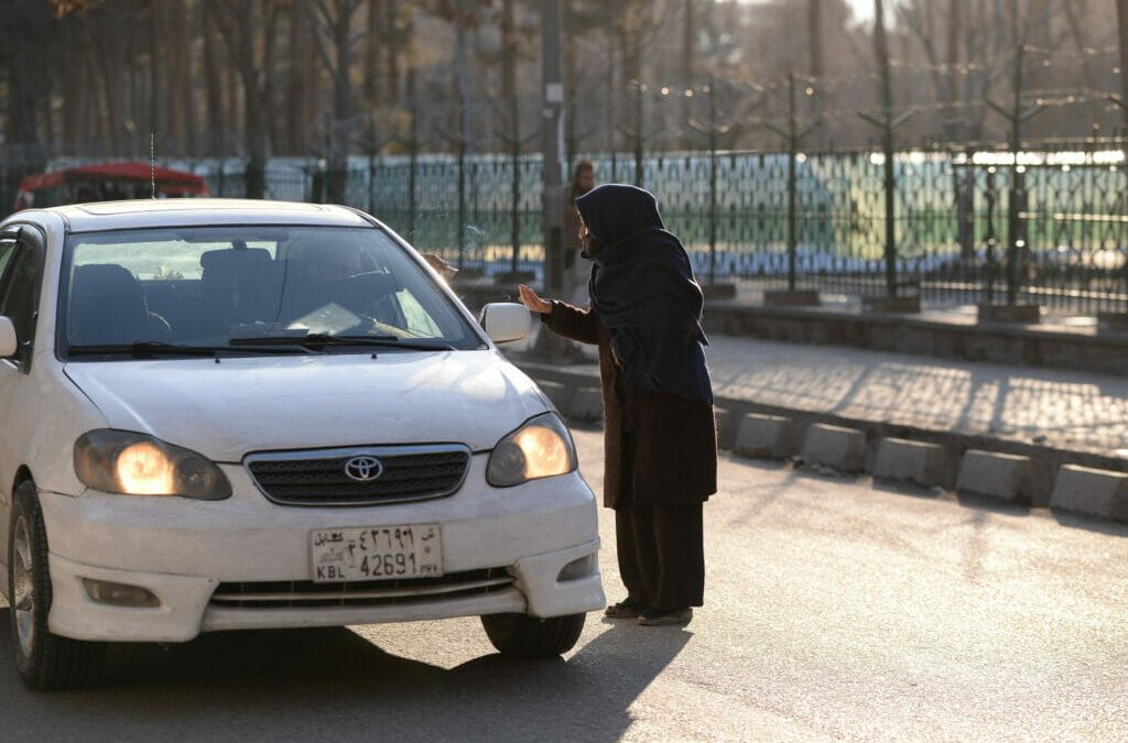 Die Armut ist noch größer in dem Land, seit Frauen kaum mehr Berufen nachgehen dürfen.