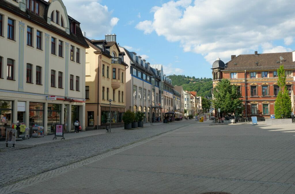 Das Stadtzentrum von Sonneberg an einem typischen Nachmittag.