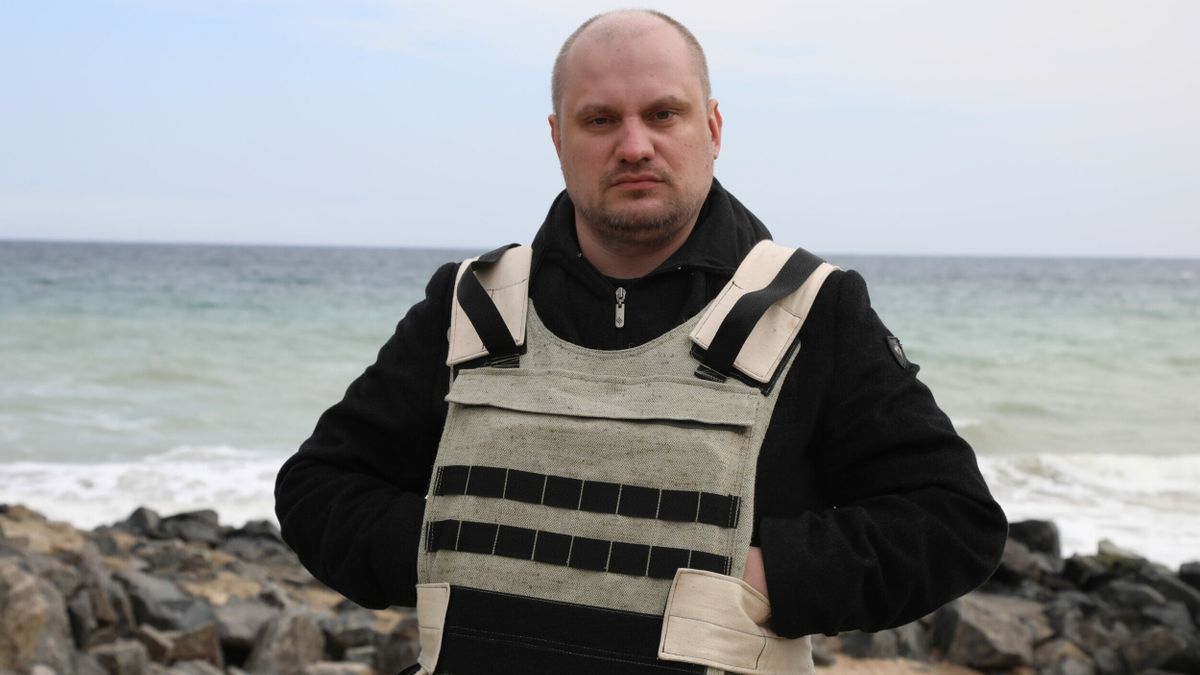 Sergey Panashchuk with bulletproof vest on Odesa beach. Photo: Nina Lyashonok/Нина Ляшонок