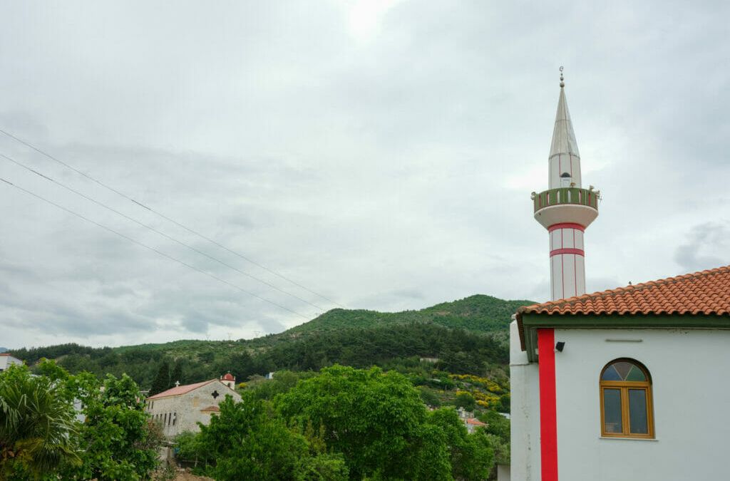 Orthodoxe Kirchen und Moscheen stehen in den Dörfern in der griechischen Region Xanthi nah beinander.