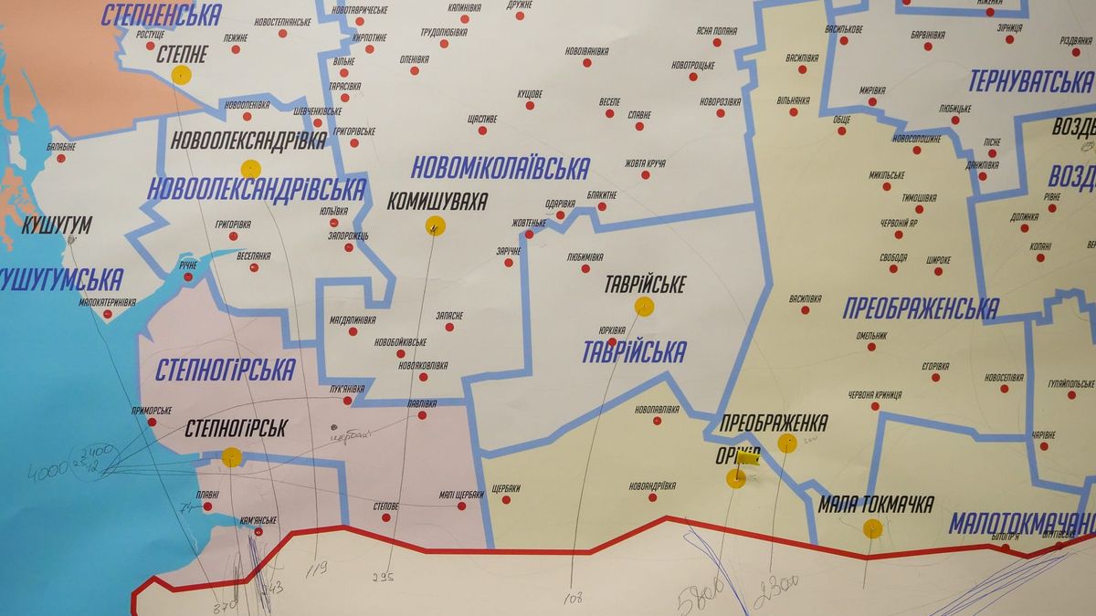A map of ukrainian provinces in the Zaporizhzhia oblast. By pen, numbers of the residents in the villages are written next to the names.