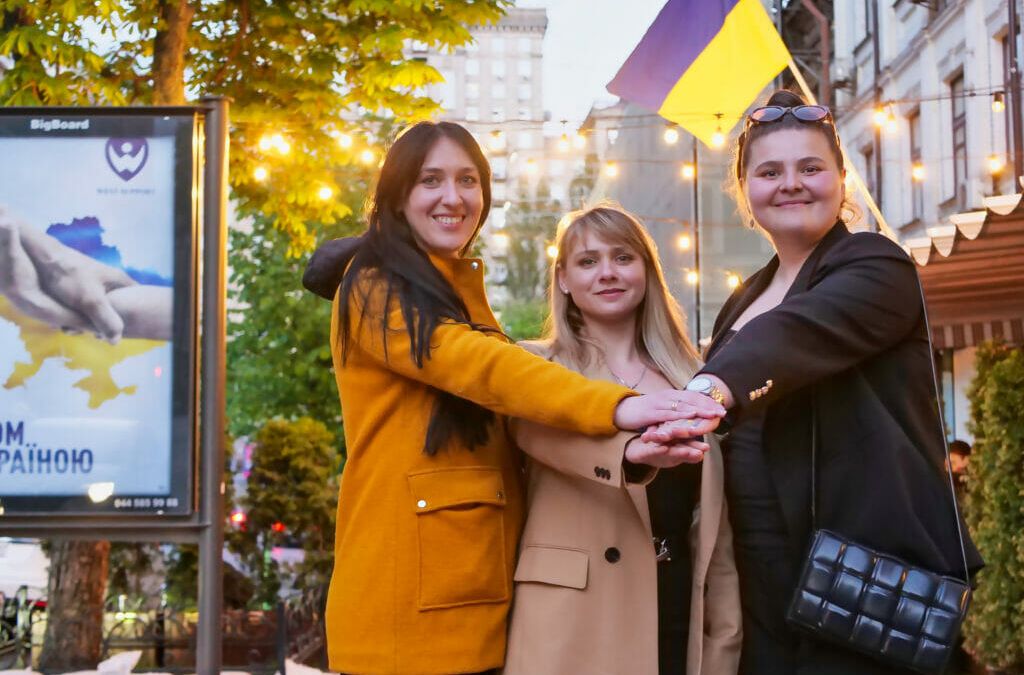The Kyiv-based charity "Caring Cats" (Turbotlyvi kotyky - Турботливі котики) helps victims of the Ukraine war. The founders: Ruslana Zahnii (Руслана Загній), Julia Sydorchuk (Юлія Сидорчук) and Lilia Lypova (Лілія