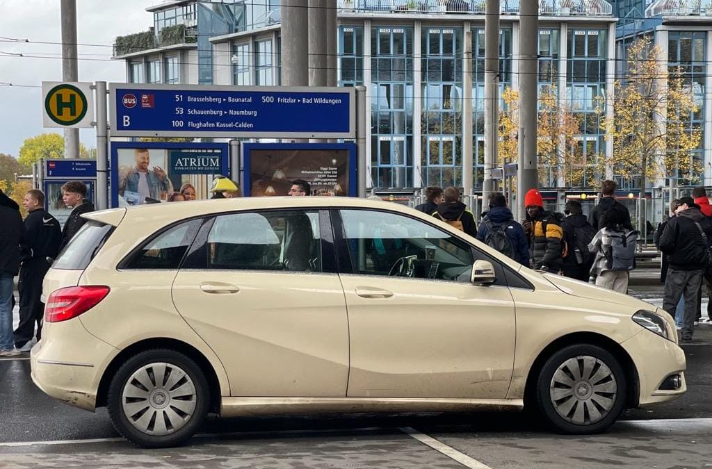 Eine vor einem Gebäude geparkte Mercedes-Benz B-Klasse.