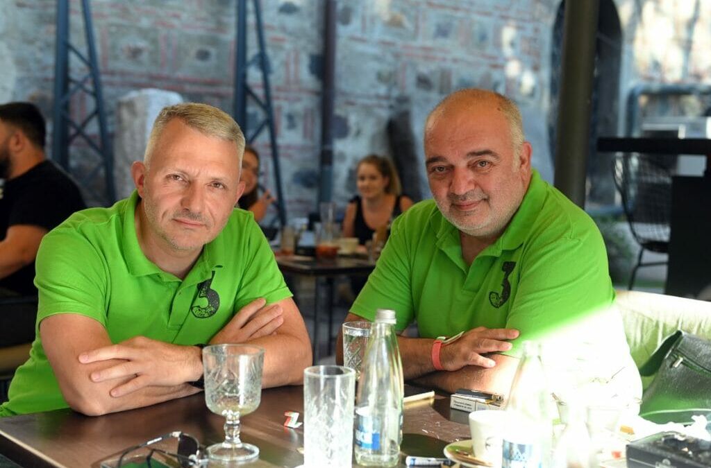 Shortly before the start of the major protest on Bulgaria’s Independence Day, Hadjigenov and Babikyan sit in a café right next to the usual gathering point. Again and again someone beckons at them from the neighboring table, comments positively or raises their thumbs up. An older man even comes to the two almost shyly and asks for a photo together.
