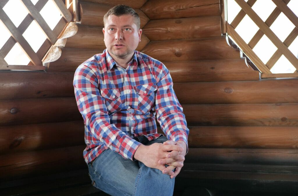 Dmitro Soochekov ist mit seiner Familie aus Bachmut geflohen und wohnt nun in einem Gästezimmer bei Ahrobud in Oratiw.