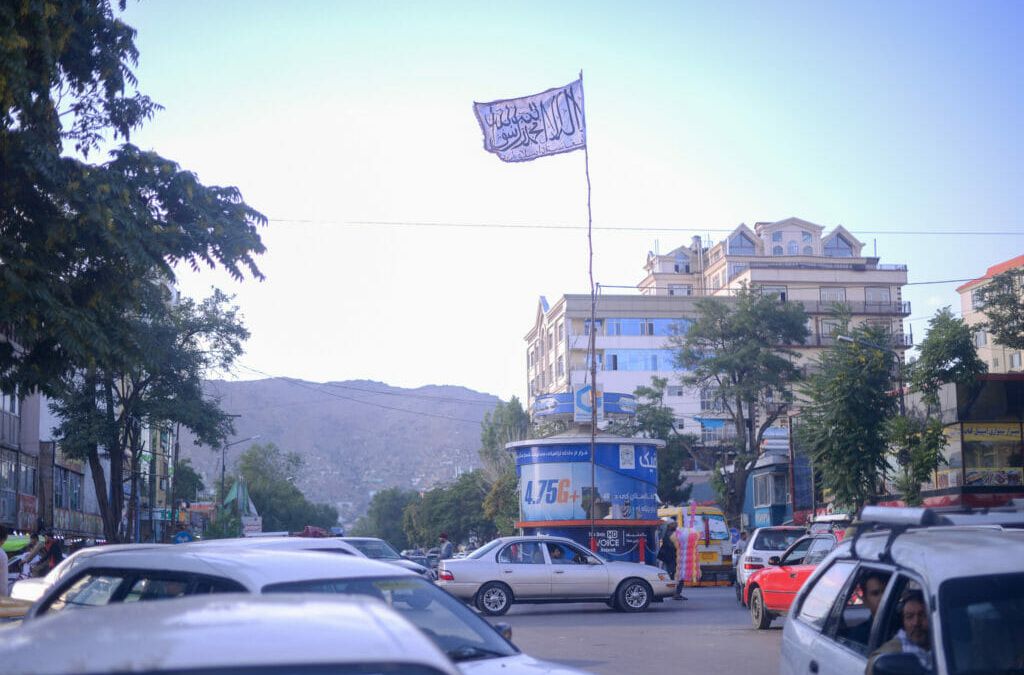 Die Flagge des "Islamischen Emirats Afghanistan" weht überall.