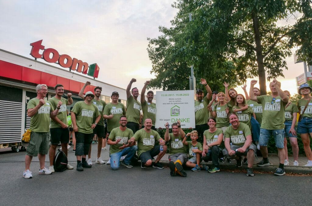 Das Orga-Team von Little Home feiert den Weltrekord.