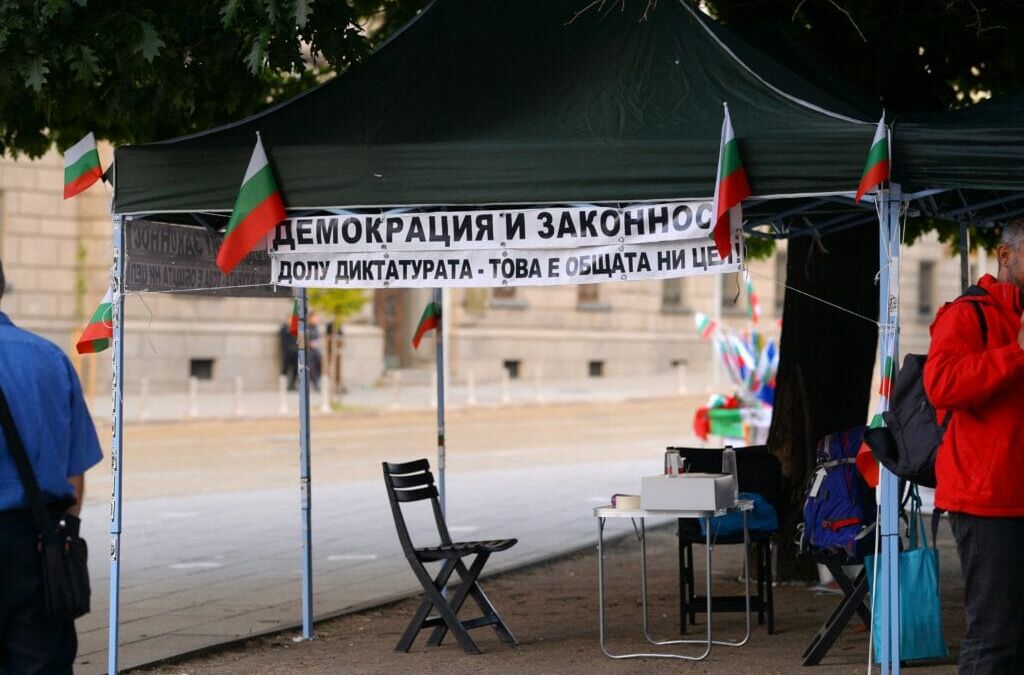 Line 1: Democracy and justiceLine 2: Down with dictatorship - that is our common goal!Demonstrators keep setting up tents. Some of them are approved. The ones which are threatening the traffic are removed from time to time.