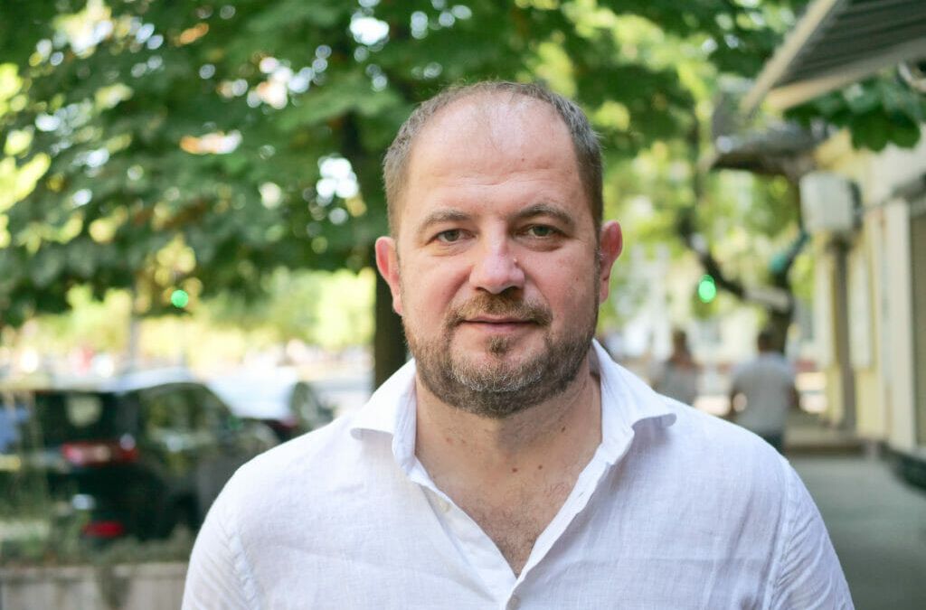 Vadim Tereshchuk (Вадим Терещук) is a local politician and a member of the city council in Odesa for the European Solidarity Party (Європейська Солідарність -Evropeis'ka Solidarity').