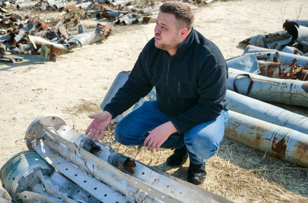 Die Staatsanwaltschaft in Charkiw sammelt an mehreren geheimen Orten die Überreste von Raketen, um sie für ihre Ermittlungen wegen Kriegsverbrechen zu nutzen. Hier mit Sprecher Dmytro Chubenko.