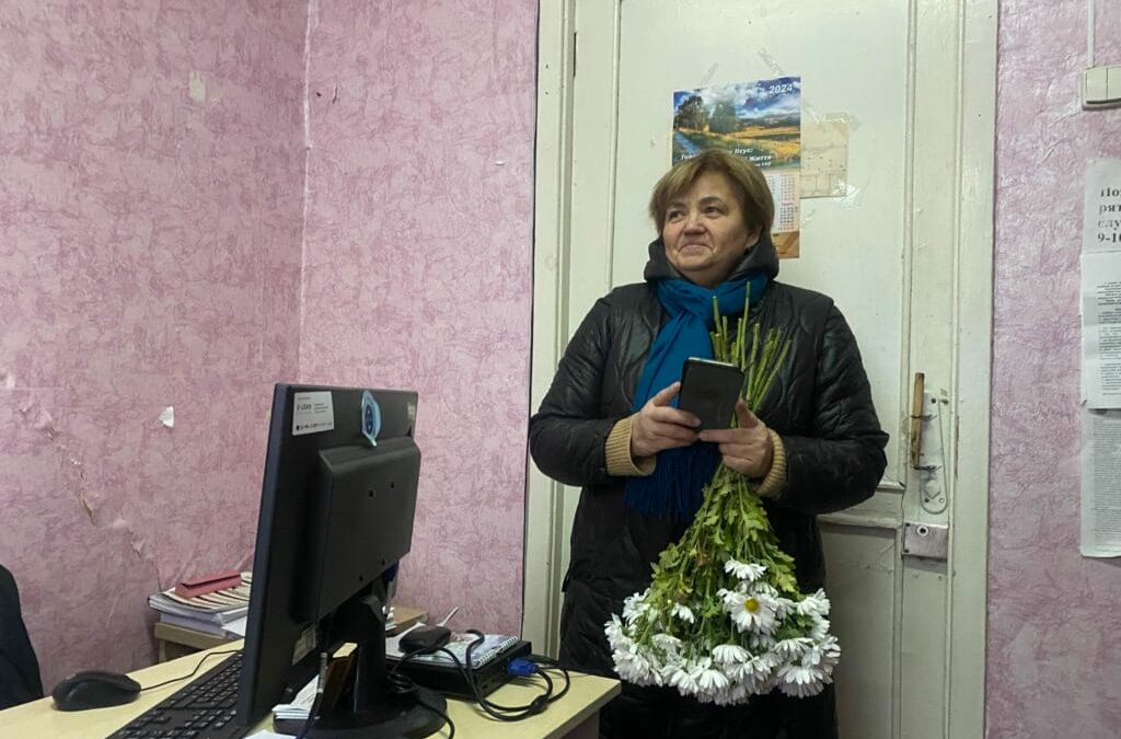 Iryna hält einen Blumenstrauß.