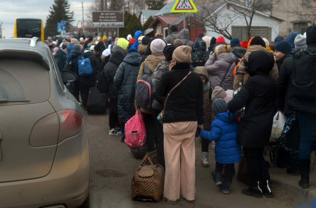 Auf der ukrainischen Seite der Grenze. Der polnische Grenzort Medyka liegt nur wenige Kilometer entfernt von der wartenden Menschentraube. Viele der Menschen, die hier noch darauf warteten, das Kriegsland zu verlassen, sind inzwischen in Deutschland angekommen und suchen eine Unterkunft. Foto: Lena Reiner
