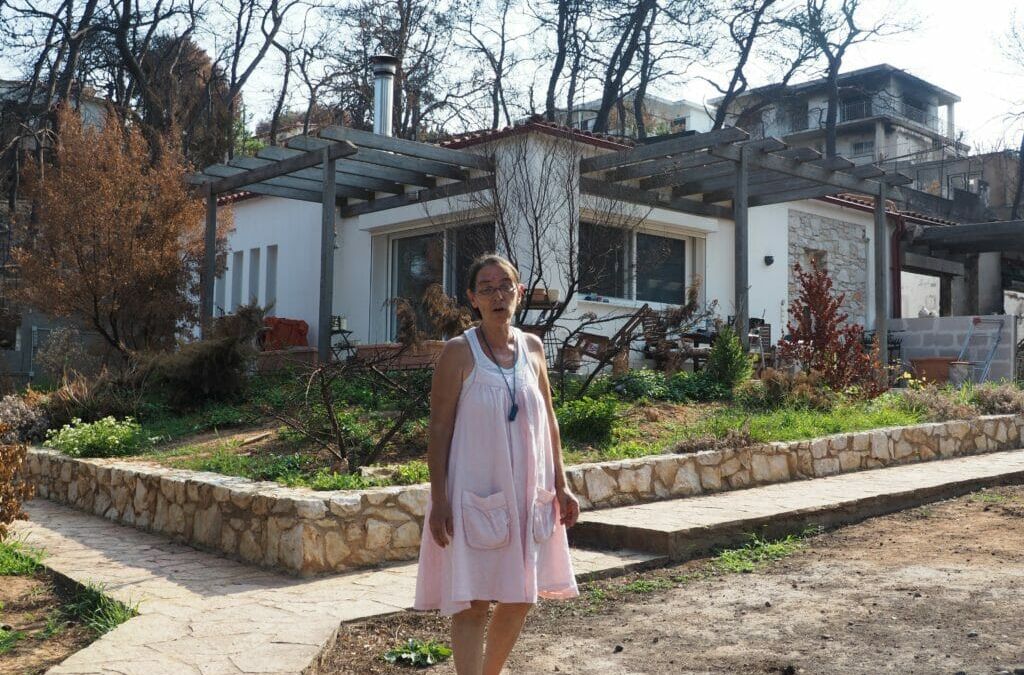 Die Garage nebenan (rechts) ist abgebrannt, Nadia Kerasidus Haus blieb jedoch nahezu unversehrt.