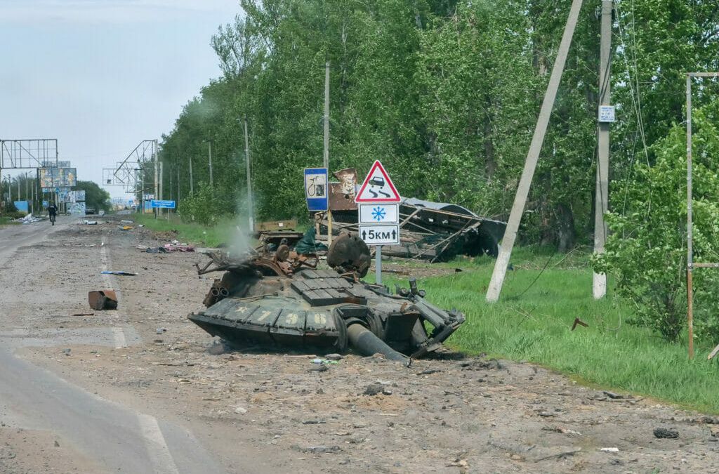 Ein zerstörter Panzer steht am Straßenrand in Charkiw.