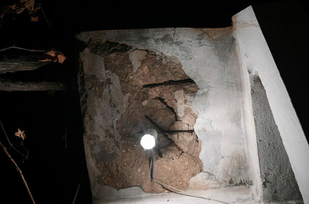 Spuren des innertürkischen Kriegs am eigenen Vordach.