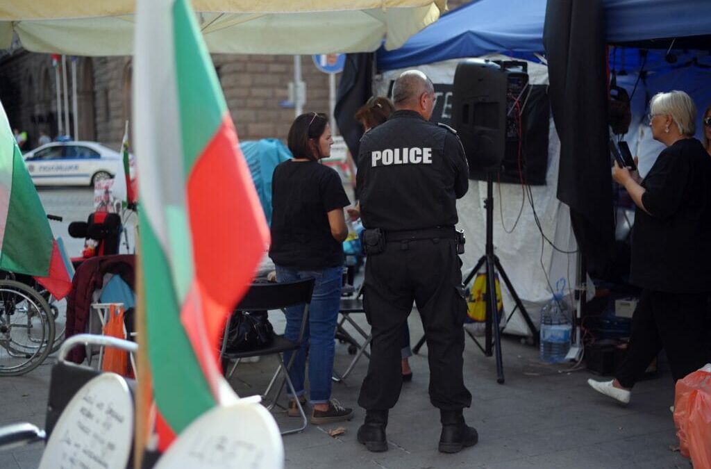 An evening ritual that the perpetual demonstrators have long since become accustomed to: the police search their — officially registered — tent for dangerous objects. Before major demonstrations, such as today's Bulgarian Independence Day, there is a particularly thorough search: for an hour, every small object is examined, the oil for the generator is carefully examined.