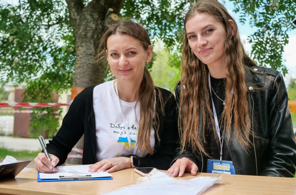 Vasilisa und Tochter Diana Spichak kümmern sich im Eingangsbereich um Anmeldung und Registrierung.