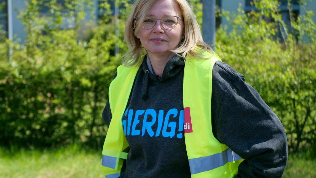 Aktive Mittagspause bei Helios in Nienburg vor der zweiten Verhandlungsrunde. Hier: Betriebsratsvorsitzende Izabela Dierks