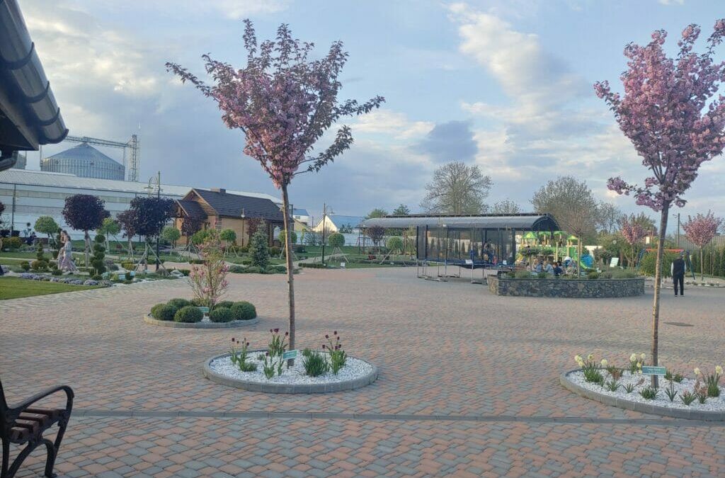 Die Parkanlage mit Spielplatz auf dem Firmengelände.